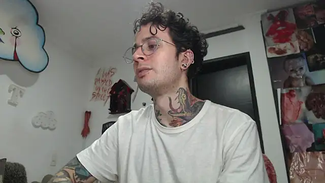 Snapshot of CryBoy13 chatting on 12/05/25, 04:21 CryBoy13 online show from 12/05/25, 04:21