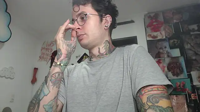 Snapshot of CryBoy13 chatting on 12/16/25, 05:45 CryBoy13 online show from 12/16/25, 05:45