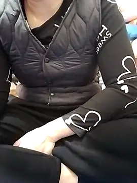 Snapshot of HanniZii chatting on 12/15/25, 01:54 HanniZii online show from 12/15/25, 01:54