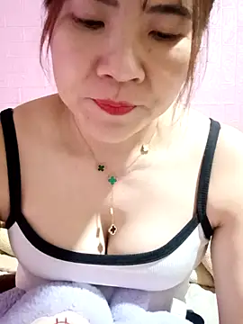 Snapshot of Lily-ross22 chatting on 11/30/25, 09:57 Lily-ross22 online show from 11/30/25, 09:57