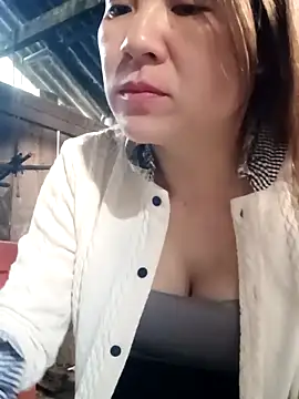 Snapshot of Lily-ross22 chatting on 12/14/25, 12:38 Lily-ross22 online show from 12/14/25, 12:38