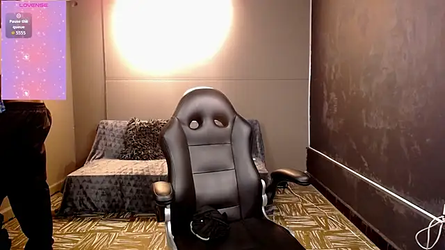 Snapshot of LiamVibes212 chatting on 12/04/25, 04:00 LiamVibes212 online show from 12/04/25, 04:00