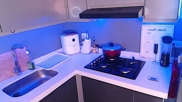 Snapshot of SaraAndrade_ chatting on 12/04/25, 06:27 SaraAndrade online show from 12/04/25, 06:27