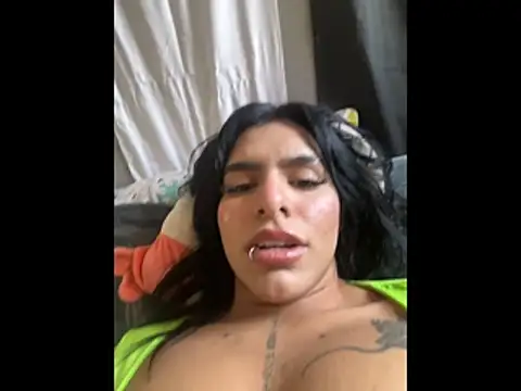 Snapshot of SaraAndrade_ chatting on 12/13/25, 07:53 SaraAndrade online show from 12/13/25, 07:53