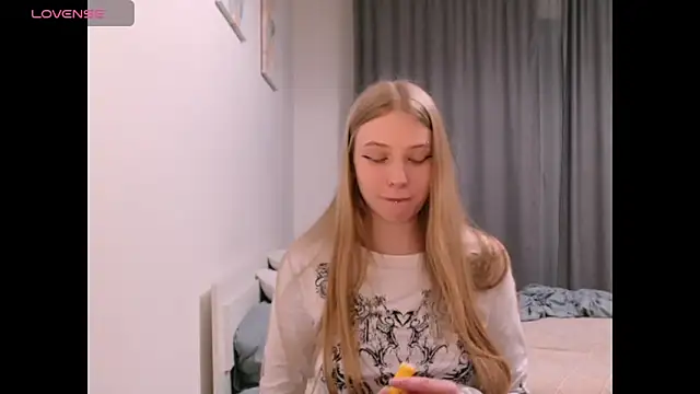 Snapshot of _Milana_Sparkl75_ chatting on 12/03/25, 01:35 Milana Sparkl75 online show from 12/03/25, 01:35