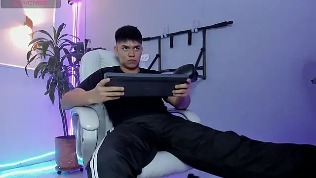 Snapshot of Paul_27_ chatting on 11/26/25, 03:40 Paul 27 online show from 11/26/25, 03:40