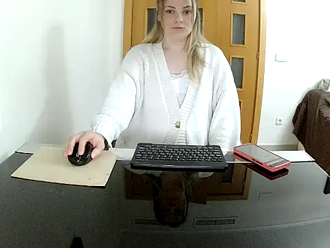 Snapshot of Adelyxveex chatting on 11/29/25, 11:19 Adelyxveex online show from 11/29/25, 11:19