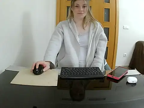 Snapshot of Adelyxveex chatting on 12/01/25, 11:43 Adelyxveex online show from 12/01/25, 11:43