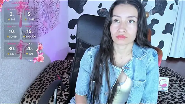 Snapshot of annie_smith22 chatting on 11/26/25, 08:43 annie smith22 online show from 11/26/25, 08:43