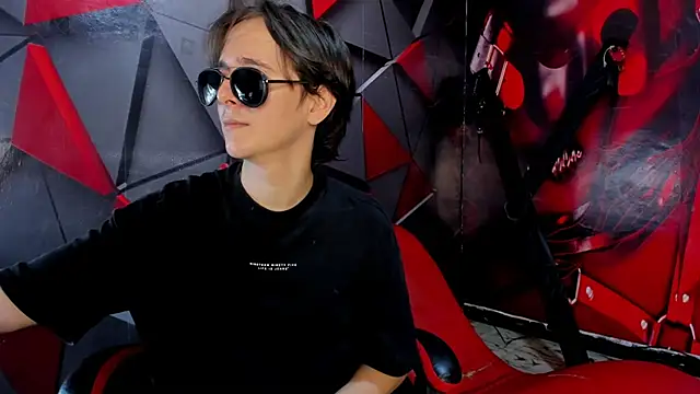 Snapshot of Aaron_LatinMen2 chatting on 12/02/25, 08:04 Aaron LatinMen2 online show from 12/02/25, 08:04