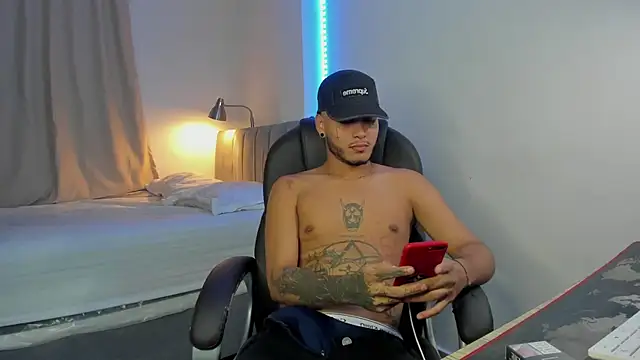 Snapshot of master_evil07 chatting on 12/01/25, 03:44 master evil07 online show from 12/01/25, 03:44