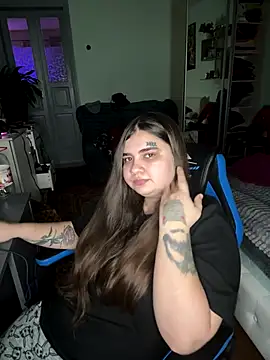 Snapshot of MariasV chatting on 12/14/25, 04:56 MariasV online show from 12/14/25, 04:56