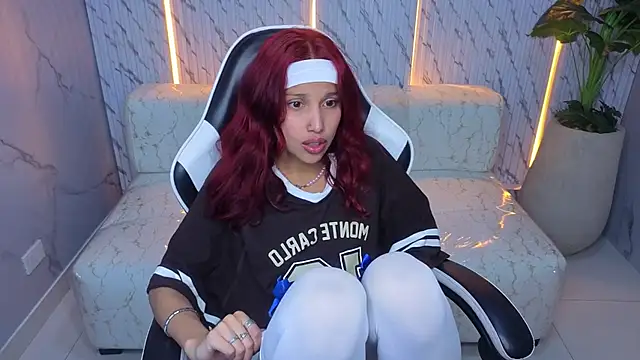 Snapshot of Saphire_Tx chatting on 12/14/25, 01:05 Saphire Tx online show from 12/14/25, 01:05