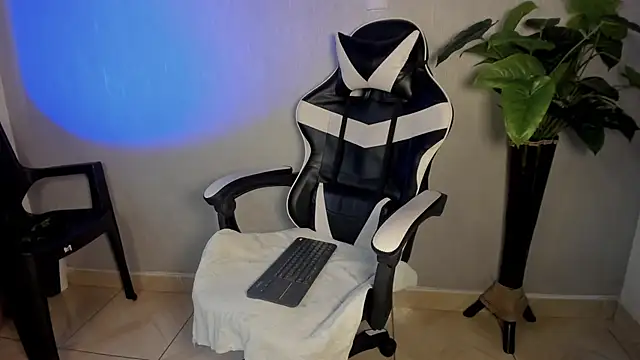 Snapshot of Brand_Collins chatting on 12/13/25, 07:53 Brand Collins online show from 12/13/25, 07:53