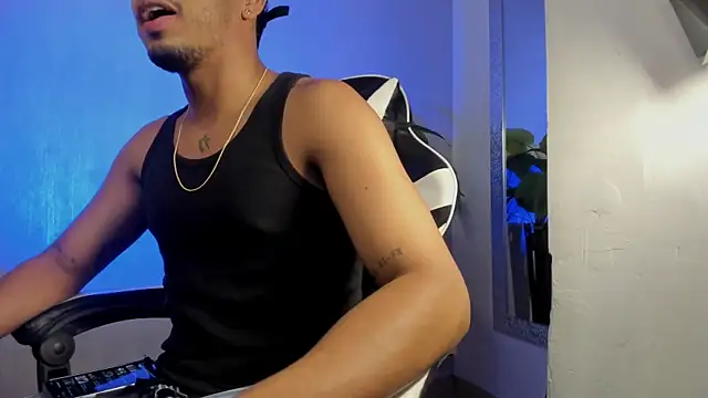 Snapshot of Brand_Collins chatting on 12/14/25, 07:58 Brand Collins online show from 12/14/25, 07:58