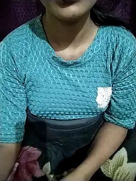 Snapshot of RASHMI_SHARMA9 chatting on 12/18/25, 10:32 RASHMI SHARMA9 online show from 12/18/25, 10:32