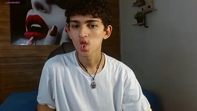 Snapshot of Michaelkoiv chatting on 12/16/25, 12:21 Michaelkoiv online show from 12/16/25, 12:21