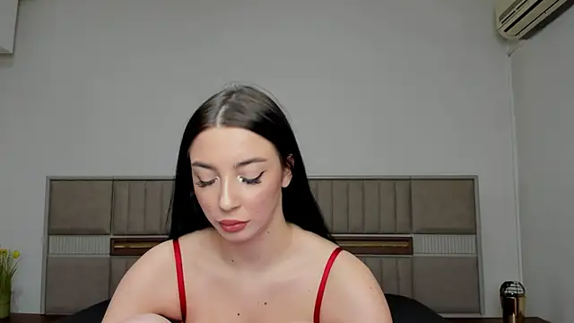 Snapshot of SaraElisse chatting on 12/14/25, 10:36 SaraElisse online show from 12/14/25, 10:36