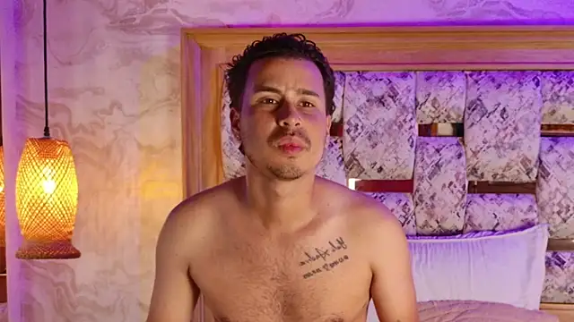 Snapshot of aron_emily_23 chatting on 12/13/25, 07:53 aron emily 23 online show from 12/13/25, 07:53