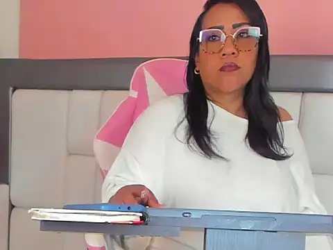 Snapshot of KarolWest_ chatting on 12/15/25, 12:31 KarolWest online show from 12/15/25, 12:31