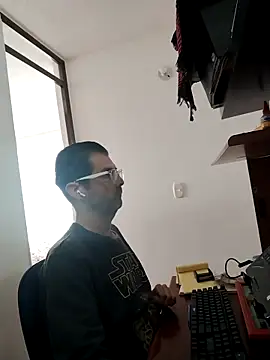 Snapshot of Fuegosutil chatting on 11/26/25, 04:52 Fuegosutil online show from 11/26/25, 04:52