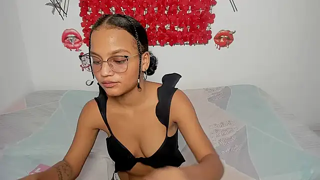 Snapshot of Tania_hot0 chatting on 12/14/25, 05:51 Tania hot0 online show from 12/14/25, 05:51