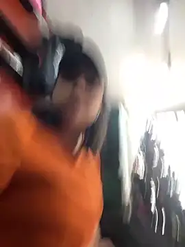 Snapshot of Laurabuu_ chatting on 11/26/25, 07:04 Laurabuu online show from 11/26/25, 07:04