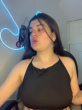 Snapshot of Scarletts_Boobs chatting on 12/14/25, 08:13 Scarletts Boobs online show from 12/14/25, 08:13