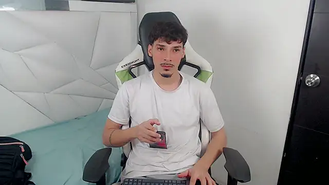 Snapshot of Yankeee_ chatting on 11/28/25, 03:42 Yankeee online show from 11/28/25, 03:42