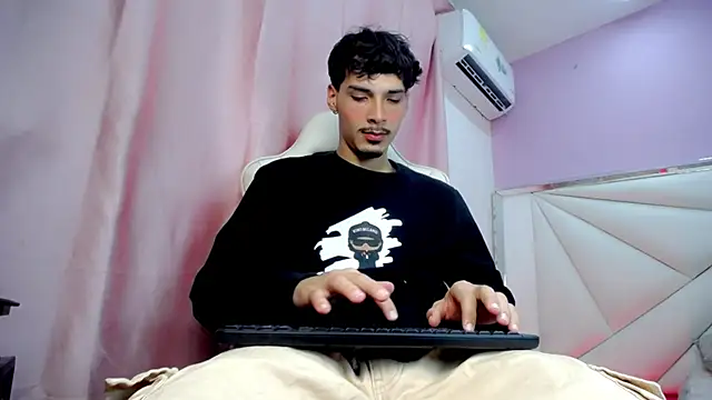 Snapshot of Yankeee_ chatting on 12/14/25, 04:29 Yankeee online show from 12/14/25, 04:29