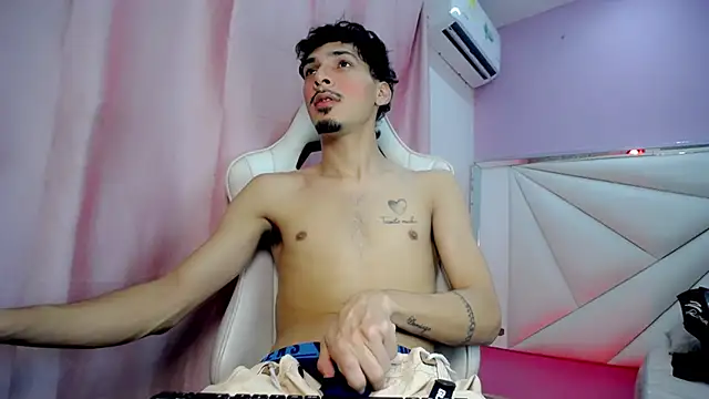 Snapshot of Yankeee_ chatting on 12/15/25, 04:17 Yankeee online show from 12/15/25, 04:17