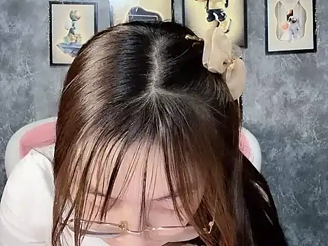 Snapshot of Aria5999 chatting on 12/16/25, 05:40 Aria5999 online show from 12/16/25, 05:40