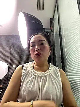 Snapshot of TL-46 chatting on 11/27/25, 07:54 TL-46 online show from 11/27/25, 07:54