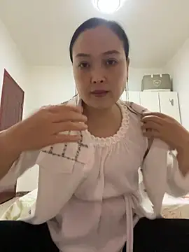 Snapshot of TL-46 chatting on 12/05/25, 02:03 TL-46 online show from 12/05/25, 02:03