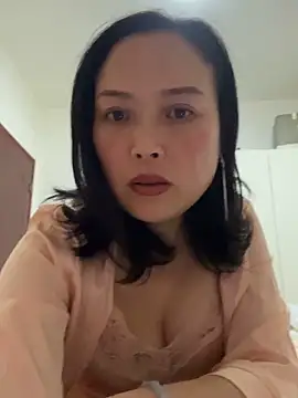 Snapshot of TL-46 chatting on 12/18/25, 01:39 TL-46 online show from 12/18/25, 01:39