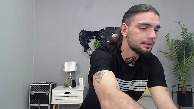 Snapshot of KaneHunter chatting on 12/04/25, 09:12 KaneHunter online show from 12/04/25, 09:12