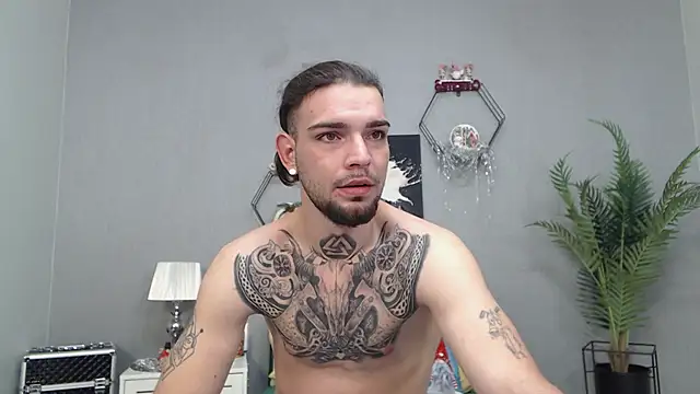 Snapshot of KaneHunter chatting on 12/14/25, 04:07 KaneHunter online show from 12/14/25, 04:07