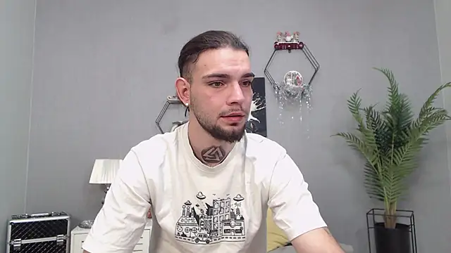 Snapshot of KaneHunter chatting on 12/14/25, 07:18 KaneHunter online show from 12/14/25, 07:18