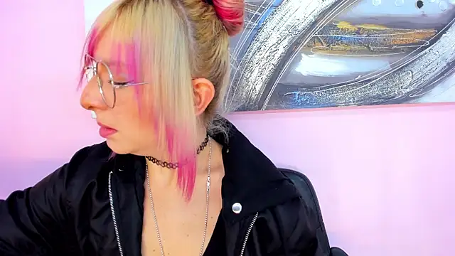 Snapshot of samanta-fox chatting on 12/05/25, 05:31 samanta-fox online show from 12/05/25, 05:31