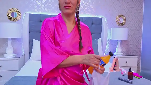 Snapshot of KeylaTompson chatting on 12/02/25, 07:20 KeylaTompson online show from 12/02/25, 07:20