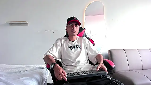 Snapshot of MatthewCullen chatting on 12/04/25, 05:21 MatthewCullen online show from 12/04/25, 05:21