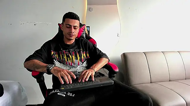 Snapshot of MatthewCullen chatting on 12/05/25, 07:32 MatthewCullen online show from 12/05/25, 07:32