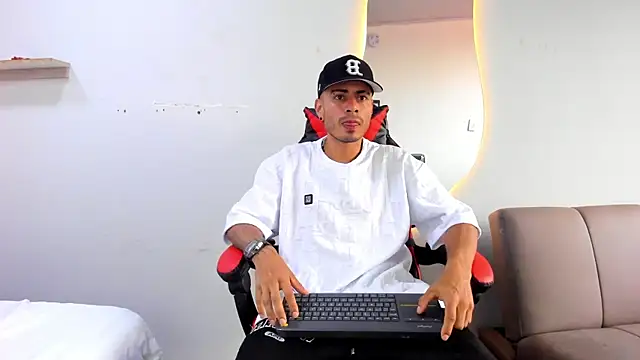 Snapshot of MatthewCullen chatting on 12/14/25, 09:41 MatthewCullen online show from 12/14/25, 09:41