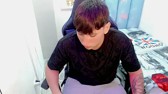 Snapshot of d_moneyy_ chatting on 11/28/25, 08:33 d moneyy online show from 11/28/25, 08:33