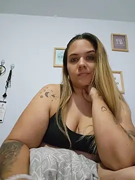 Snapshot of LoreinnFox chatting on 06/17/26, 04:15 LoreinnFox online show from 06/17/26, 04:15