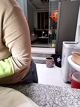 Snapshot of mimi2052 chatting on 12/01/25, 01:21 mimi2052 online show from 12/01/25, 01:21