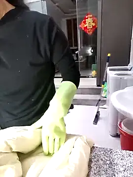 Snapshot of mimi2052 chatting on 12/15/25, 12:59 mimi2052 online show from 12/15/25, 12:59