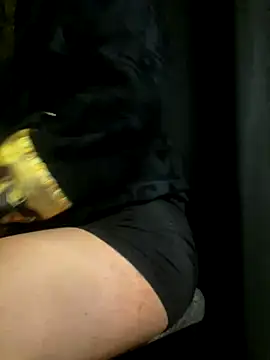 Snapshot of mcylzsd chatting on 11/27/25, 01:18 mcylzsd online show from 11/27/25, 01:18