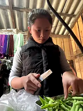 Snapshot of Thaoem chatting on 12/19/25, 03:24 Thaoem online show from 12/19/25, 03:24