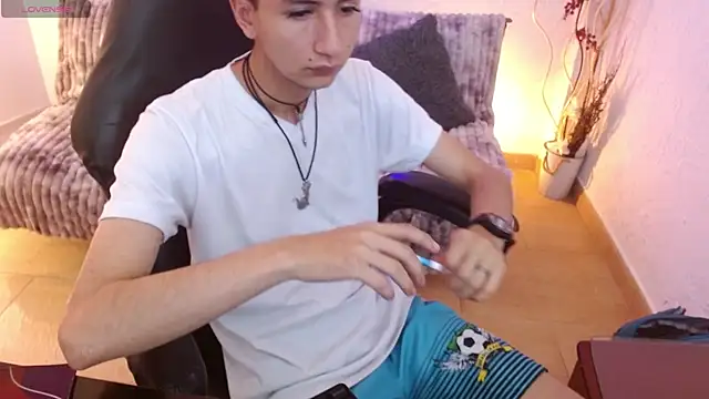 Snapshot of AngelRonson_ chatting on 12/01/25, 09:53 AngelRonson online show from 12/01/25, 09:53